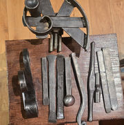 Différents outils de repoussage utilisé pour marteler de la tôle et créer des éléments décoratifs qui habilleront des ferronneries.