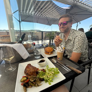 man eating lunch in Saint-Bris