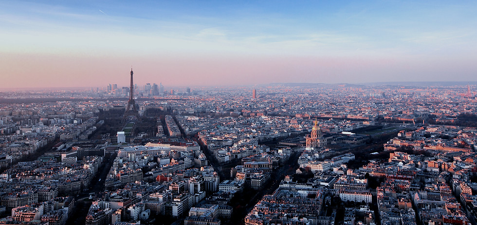 Vue aérienne de Paris au coucher du soleil avec la Tour Eiffel, illustrant un service de chauffeur privé à l’heure pour visites, mariages, événements ou shopping de luxe