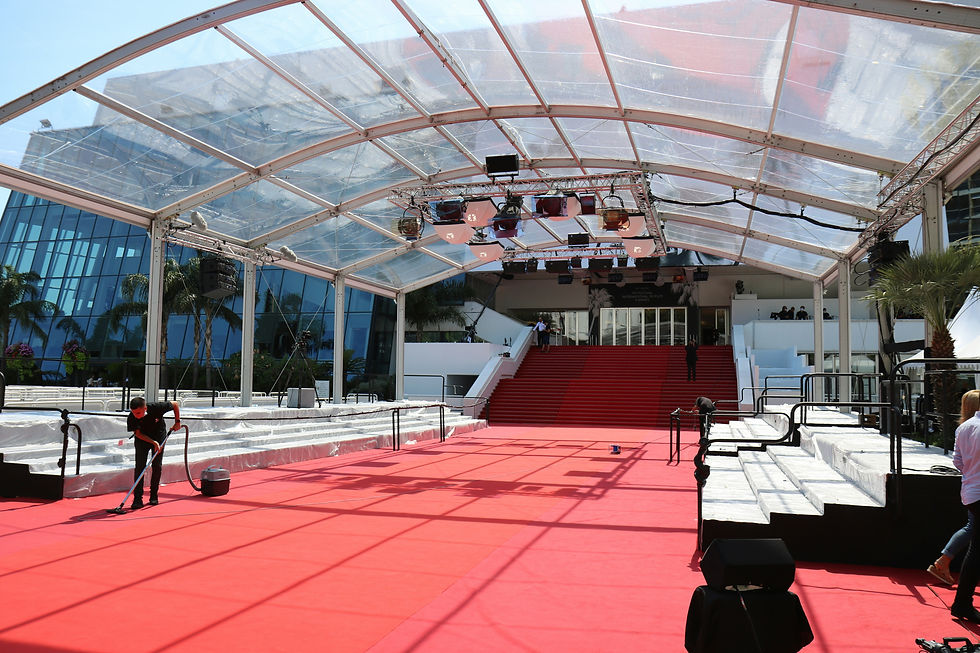 Tapis rouge du Palais des Festivals de Cannes sous chapiteau, prêt pour un événement VIP.