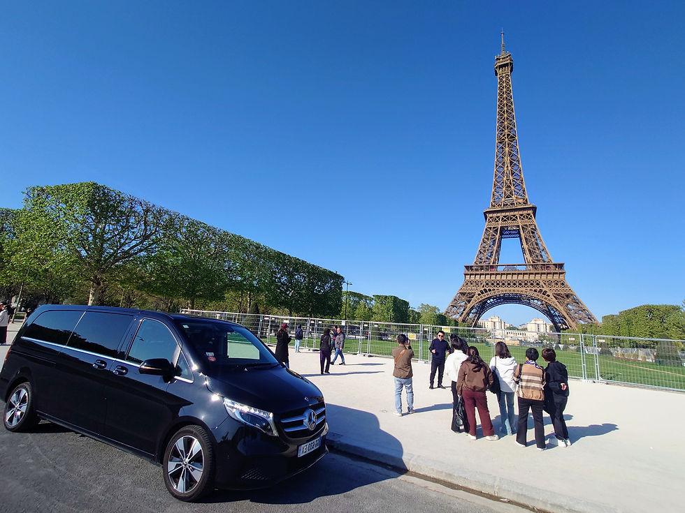 Family drop-off at the Eiffel tour