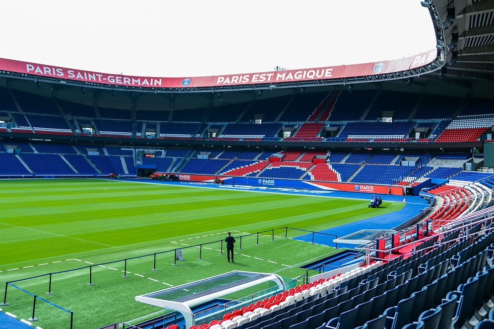 L'intérieur vide du Parc des Princes, stade du Paris Saint-Germain, avec les sièges bleus et rouges.