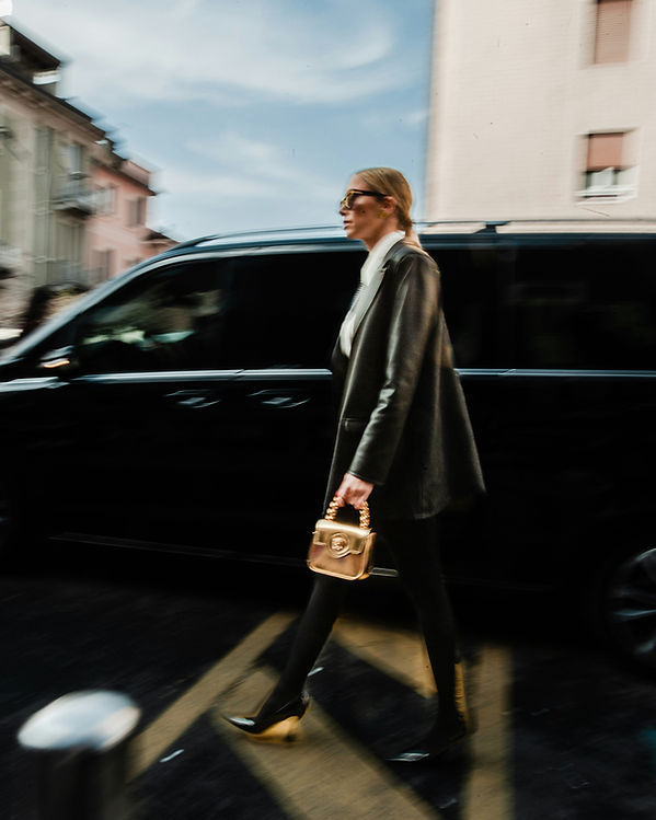 Gamme de services haut de gamme avec chauffeur pour entreprises et clients VIP, illustrée par une personne élégante et une voiture noire en arrière-plan, suggérant le dynamisme. Offres : accueil aéroport, conciergerie, sécurité, guide touristiques