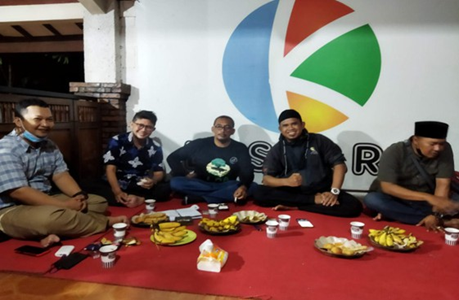 Gambar 1. Kegiatan wawancara penulis (nomor 2 dari kiri) dengan narasumber