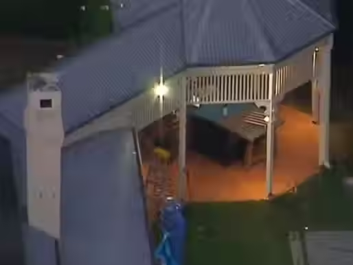 බ්‍රිස්බේන්හි Airbnb නිවසකින් මව සහ දියණියගේ සිරුරු හමුවෙයි