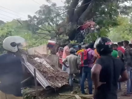 ලංගම බස් රථයක් මාර ගසක ගැටීමෙන් බිහිසුණු අනතුරක්