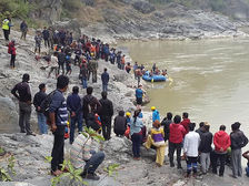 නේපාලයේ බස් රථයක් පෙරළීමෙන් 17ක් ජීවිතක්ෂයට