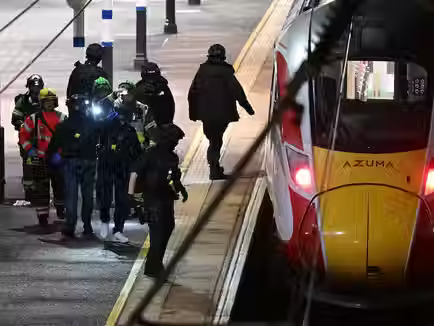 එංගලන්තයේ දුම්රියක සිදු වූ පිහි ප්රහාරයකින් පුද්ගලයින් 10ක් රෝහල්ගත කරයි