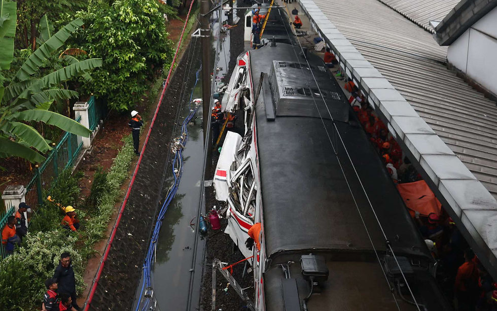 ඉන්දුනීසියාවේ දුම්රිය දෙකක් ගැටී පුද්ගලයින් 14ක් ජීවිතක්ෂයට