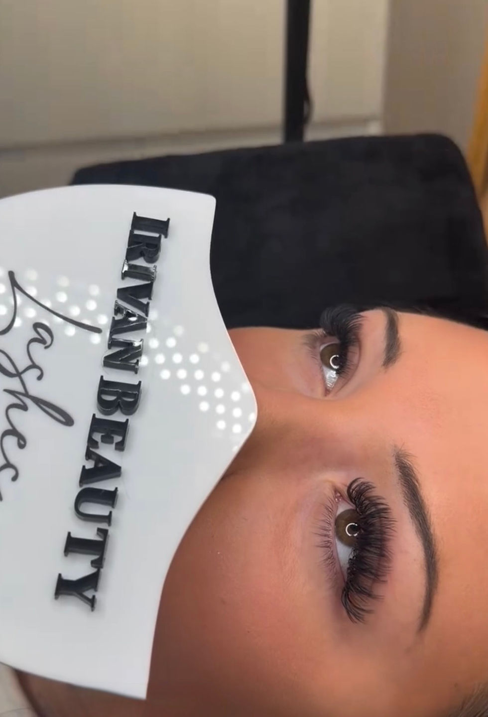 Frau mit Wimpernverlängerung, Iran Beauty Dienstleistungen