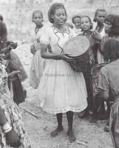 የክስታኔ ልጃገረዶች በድሮ ጊዜ ሲጨፍሩ.jpg