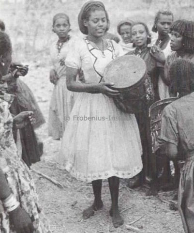 የክስታኔ ልጃገረዶች በድሮ ጊዜ ሲጨፍሩ