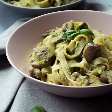 Tagliatelle se smetanovo bazalkovou omáčkou