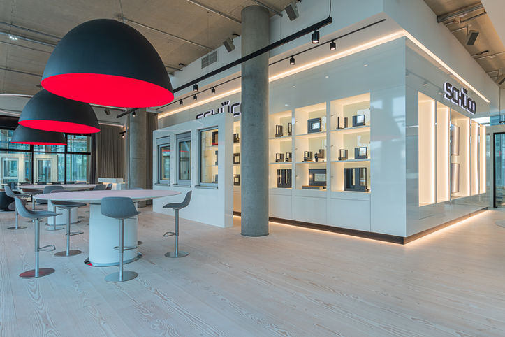 Schüco Showroom – Düsseldorf, Ingo Maurer, Stopfel Architekten, Lichtkonzept, Lichtplanung, ERCO, iGuzzini, Pendelleuchten, Ausstellungsraum, Schlotfeldt Licht, Beleuchtungsplanung