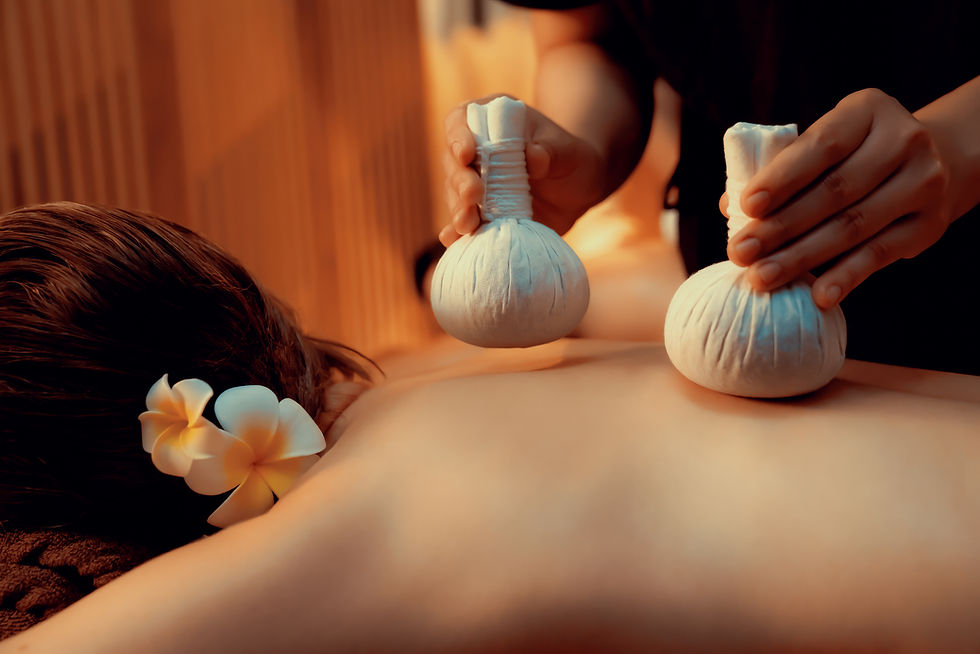 5.Kräuterstempel-Massage.jpg