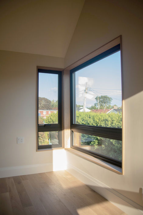 Corner window