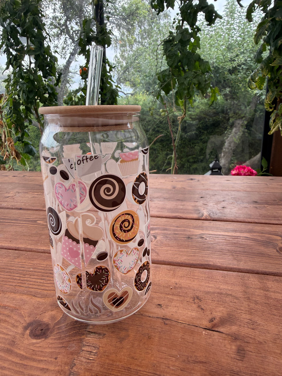 Miniatyrbild: ☕ Coffee & Donuts – glas med lock & sugrör