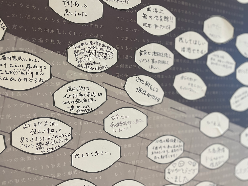 壁に貼られた手書きの日本語のメモ