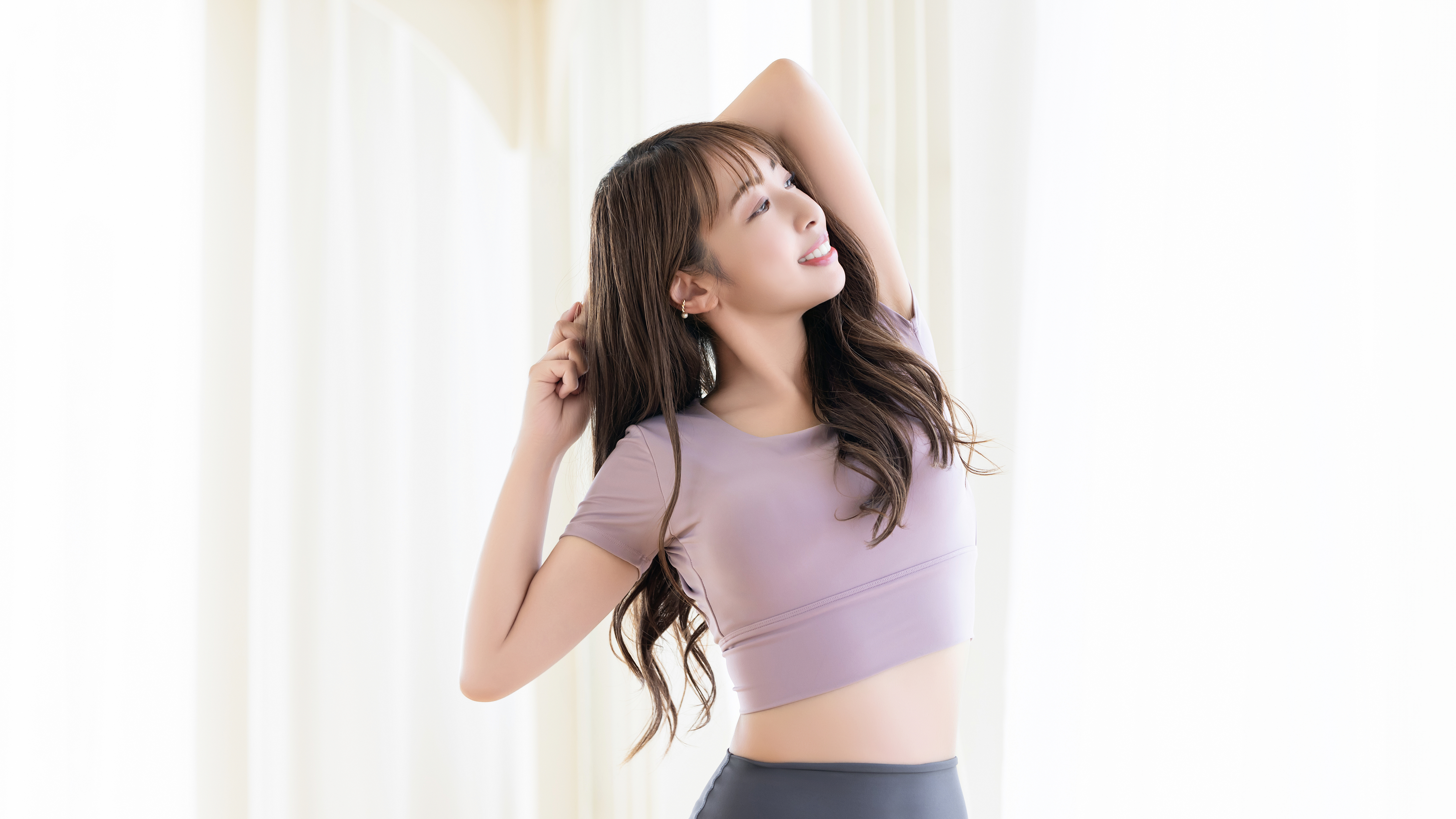ストレッチをしている女性