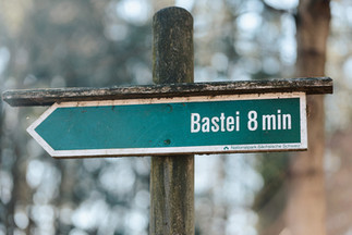 Wegweiser zur Bastei in der Sächsischen Schweiz am Hochzeitstag im Berghotel Bastei