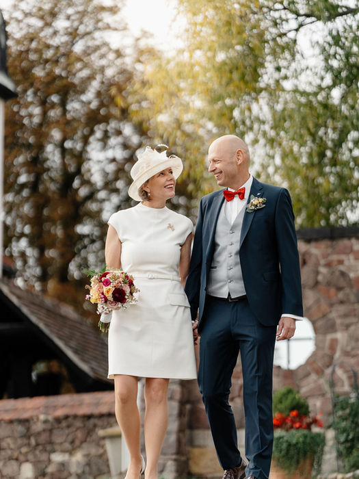 Brautpaar läuft glücklich nach der Trauung gemeinsam