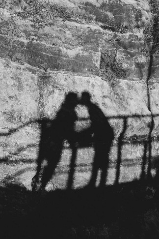 Schatten des Brautpaares auf Felswand
