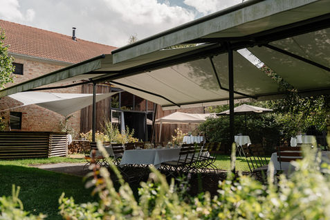 Garten mit Bierbänken für eine Hochzeit