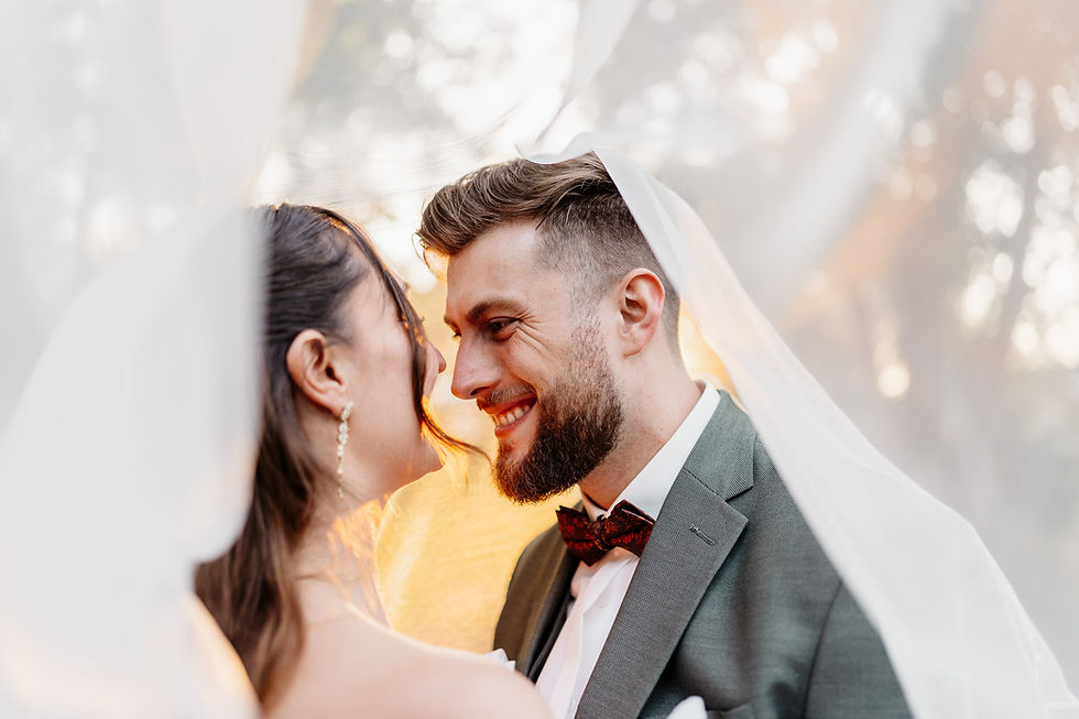 Brautpaarshooting Hochzeitsfotograf Paar im Sonnenuntergang unter Schleier