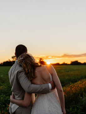 Brautpaar beim Brautpaarshooting im Sonnenuntergang mit Hochzeitsfotograf