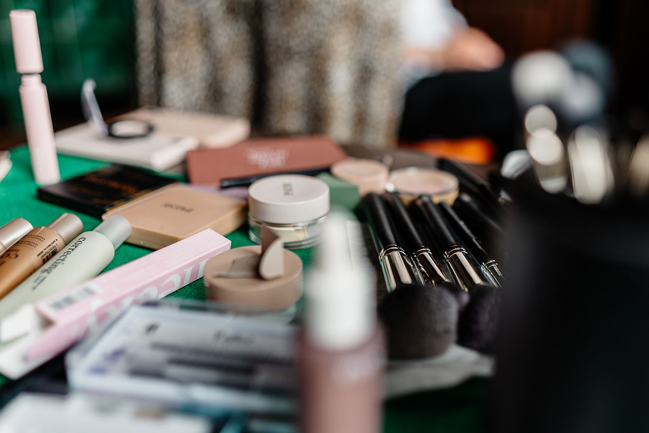 Make-up und Styling-Utensilien beim Getting Ready der Braut