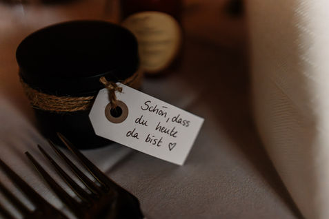 Gastgeschenk mit der Aufschrift schön dass du da bist