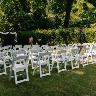 Freie Trauung Dresden Stühle im Garten Hochzeitslocation