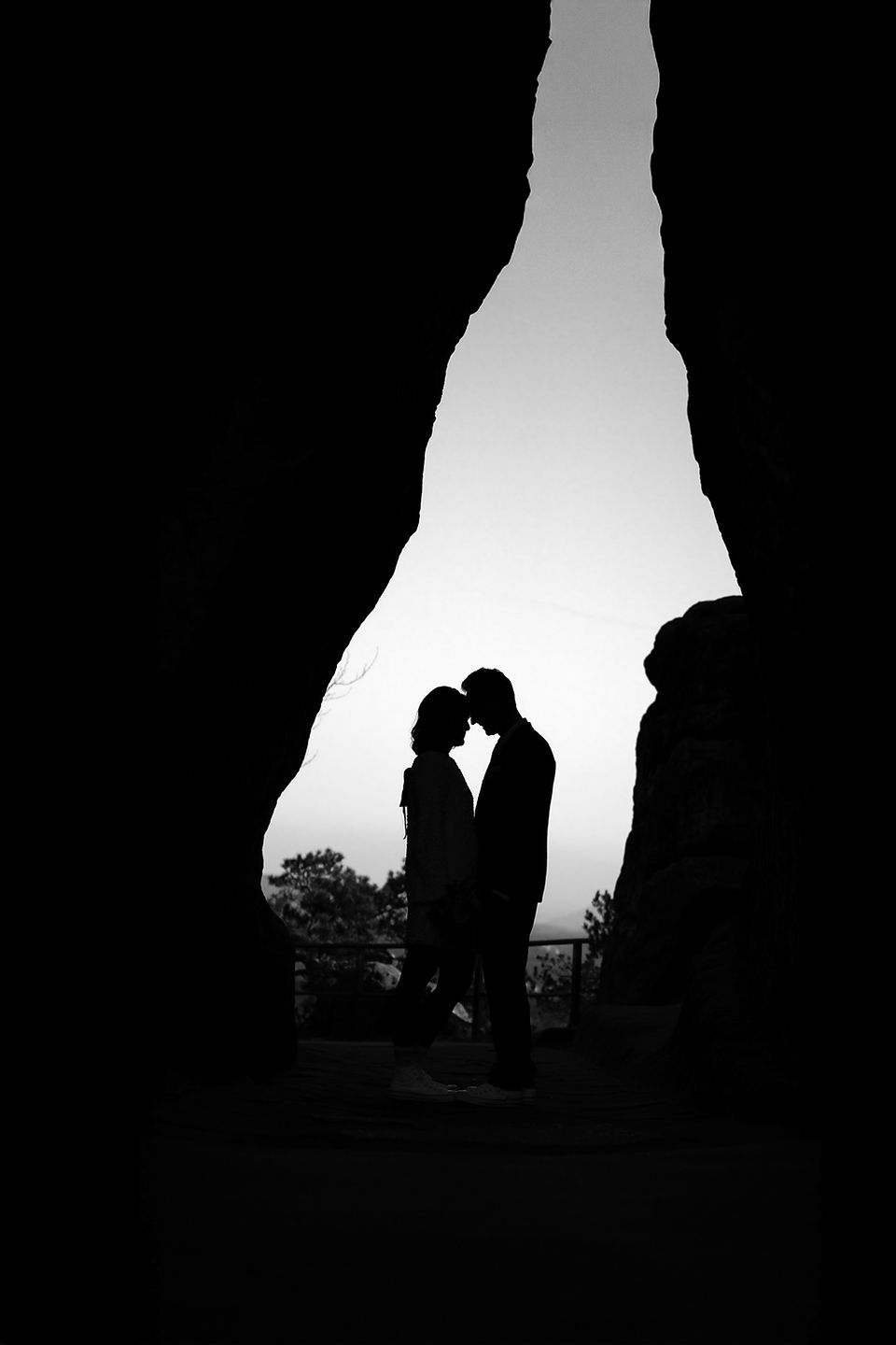 Brautpaar Silhouette zwischen den Felsen der Bastei in der Sächsischen Schweiz