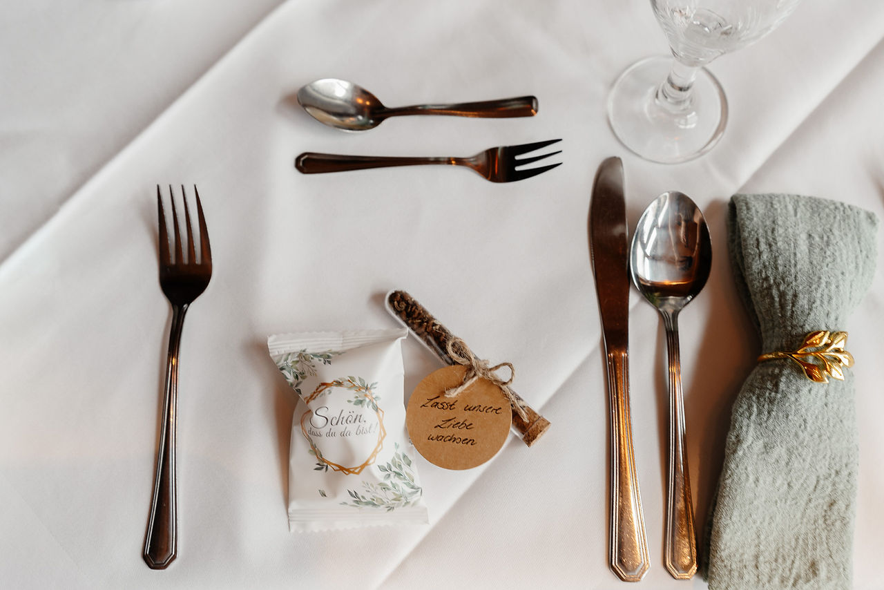 Detailaufnahme von Besteck und Platzkarte bei einer Hochzeit