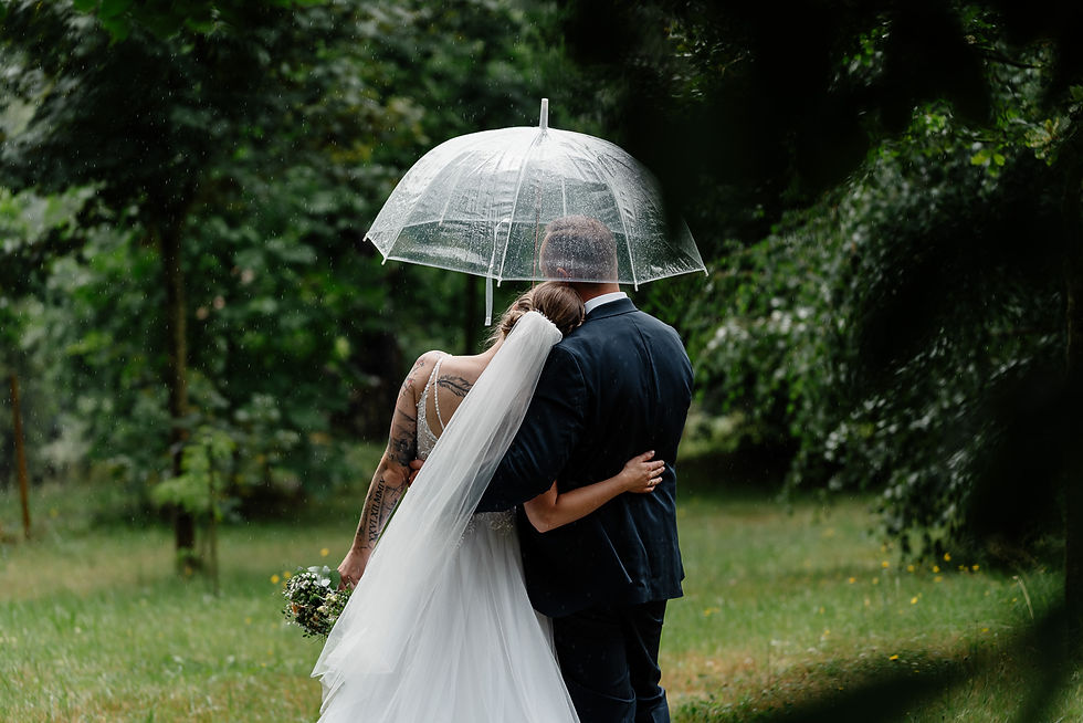 Hochzeitsfotos bei Regen mit Brautpaar und transparentem Regenschirm in Dresden