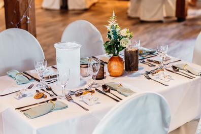 Liebevoll gedeckte Hochzeitstafel in der Heidescheune Cotta bei Pirna