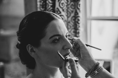 Braut wird geschminkt