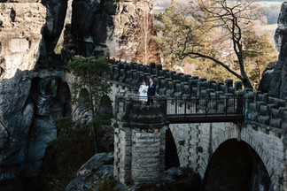 Brautpaar auf der Basteibrücke in der Sächsischen Schweiz