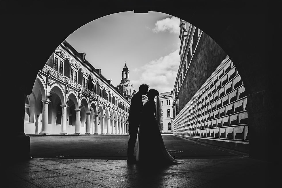 Brautpaarshooting Dresden Frauenkirche schwarz weiß Hochzeitsfotograf Dresden