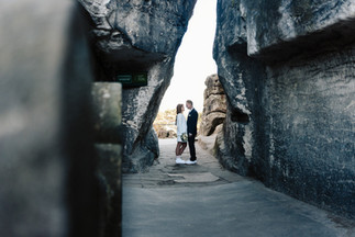 Brautpaar zwischen den Felsen der Bastei