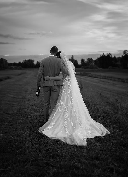 Brautpaar vor einem malerischen Sonnenuntergang mit romantischer Atmosphäre