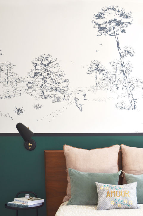 chambre décorée avec peinture verte et papier peint