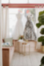 boutique de robes de mariées à san francisco rénovée dans un style chaleureux pour accueillir les clients