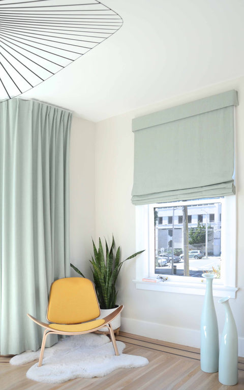 pièces rideaux bleus et fauteuil jaune