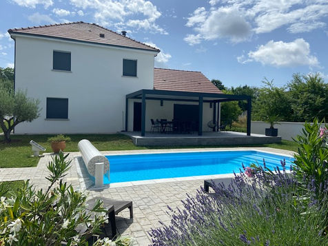 Piscine Coque rectangulaire Wide 75 Bleue Mon de Pra avec escalier toute largeur.
Béton Décoratif pavés gris.
Volet de sécurité hors-sol blanc motorisé.
Aménagement complet sans sous-traitance par notre société La Batisse.