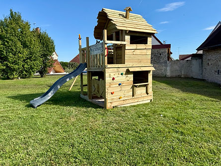 Installation d'une Aire de Jeux par La Batisse dans le Jura. Ill ne manque plus que les pe