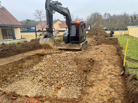 Terrassement Piscine avec La Batisse et sa pelle Kobelco pour une piscine de 10,00 x 4,00 