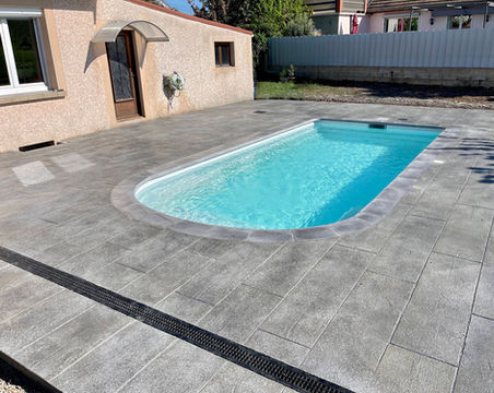 Installation piscine coque Relax 700 gel coat gris Mon de pra par La Batisse à Rahon 39120