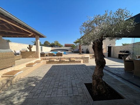 Terrasse provençale aspect pavés gros anciens par La Batisse Rahon 39120