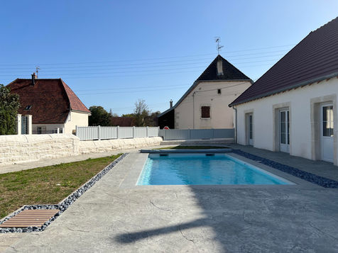 Béton Décoratif Rocher pour réaliser les abords de votre piscine. Demandez conseil à notre équipe La Batisse à Rahon 39120